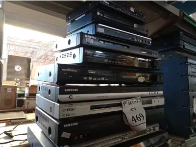 LOTE 469 - 11 APARELHOS DE DVD DIVERSOS.  (NO ESTADO) ATENÇÃO! FAZER A VISITAÇÃO ANTES DE ARREMATAR, NÃO SABEMOS SE FUNCIONA. LEILÃO NÃO TEM GARANTIA E NEM DEVOLUÇÃO, SUJEITO A POSSÍVEIS AVARIAS VISÍVEIS/OCULTAS E/OU AUSÊNCIA DE COMPONENTES.