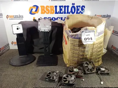 LOTE 094 - 01 BOLSA PARA TRANSPORTE DE PETS, 02 BASES DE MONITORES E 01 CAIXA COM COOLERS. (NO ESTADO) ATENÇÃO! FAZER A VISITAÇÃO ANTES DE ARREMATAR, NÃO SABEMOS SE FUNCIONA. LEILÃO NÃO TEM GARANTIA E NEM DEVOLUÇÃO, SUJEITO A POSSÍVEIS AVARIAS VISÍVEIS/OCULTAS E/OU AUSÊNCIA DE COMPONENTES.
