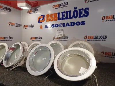 LOTE 324 - 08 LUMINÁRIAS. (NO ESTADO) ATENÇÃO! FAZER A VISITAÇÃO ANTES DE ARREMATAR, NÃO SABEMOS SE FUNCIONA. LEILÃO NÃO TEM GARANTIA E NEM DEVOLUÇÃO, SUJEITO A POSSÍVEIS AVARIAS VISÍVEIS/OCULTAS E/OU AUSÊNCIA DE COMPONENTES.