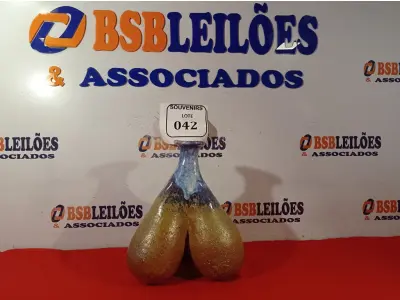 LOTE 042 - 01 ESCULTURA CERÂMICA TRIPÉ. CERAMISTAS SVENAGE E JARDINEIRO. (NO ESTADO EM QUE SE ENCONTRA) ATENÇÃO! FAZER A VISITAÇÃO ANTES DE ARREMATAR, NÃO SABEMOS SE FUNCIONA. LEILÃO NÃO TEM GARANTIA E NEM DEVOLUÇÃO, SUJEITO A POSSÍVEIS AVARIAS VISÍVEIS/OCULTAS E/OU AUSÊNCIA DE COMPONENTES.  