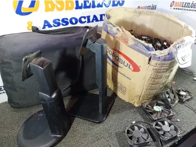 LOTE 094 - 01 BOLSA PARA TRANSPORTE DE PETS, 02 BASES DE MONITORES E 01 CAIXA COM COOLERS. (NO ESTADO) ATENÇÃO! FAZER A VISITAÇÃO ANTES DE ARREMATAR, NÃO SABEMOS SE FUNCIONA. LEILÃO NÃO TEM GARANTIA E NEM DEVOLUÇÃO, SUJEITO A POSSÍVEIS AVARIAS VISÍVEIS/OCULTAS E/OU AUSÊNCIA DE COMPONENTES.