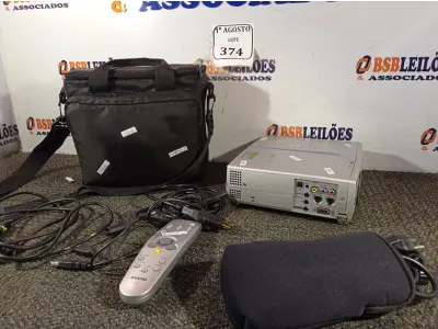 LOTE 374 - 01 PROJETOR SANYO COM BOLSA, CONTROLE E CABOS.  (NO ESTADO) ATENÇÃO! FAZER A VISITAÇÃO ANTES DE ARREMATAR, NÃO SABEMOS SE FUNCIONA. LEILÃO NÃO TEM GARANTIA E NEM DEVOLUÇÃO, SUJEITO A POSSÍVEIS AVARIAS VISÍVEIS/OCULTAS E/OU AUSÊNCIA DE COMPONENTES.