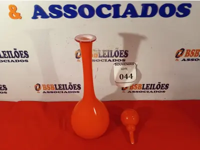 LOTE 044 - 01 GARRAFA MURANA VERMELHA C/ TAMPA. (NO ESTADO EM QUE SE ENCONTRA) ATENÇÃO! FAZER A VISITAÇÃO ANTES DE ARREMATAR, NÃO SABEMOS SE FUNCIONA. LEILÃO NÃO TEM GARANTIA E NEM DEVOLUÇÃO, SUJEITO A POSSÍVEIS AVARIAS VISÍVEIS/OCULTAS E/OU AUSÊNCIA DE COMPONENTES.  