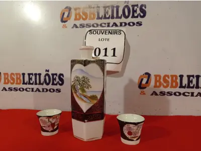 LOTE 011 - 01 GARRAFINHA DE SAQUÊ COM 02 COPOS FUNDO GUEISHA SATSUMA. (NO ESTADO EM QUE SE ENCONTRA) ATENÇÃO! FAZER A VISITAÇÃO ANTES DE ARREMATAR, NÃO SABEMOS SE FUNCIONA. LEILÃO NÃO TEM GARANTIA E NEM DEVOLUÇÃO, SUJEITO A POSSÍVEIS AVARIAS VISÍVEIS/OCULTAS E/OU AUSÊNCIA DE COMPONENTES.  