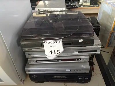 LOTE 415 - 02 APARELHOS DE SOM, 06 APARELHOS DE DVD, 01 VHS E 01 TOCA VINIL. (NO ESTADO) ATENÇÃO! FAZER A VISITAÇÃO ANTES DE ARREMATAR, NÃO SABEMOS SE FUNCIONA. LEILÃO NÃO TEM GARANTIA E NEM DEVOLUÇÃO, SUJEITO A POSSÍVEIS AVARIAS VISÍVEIS/OCULTAS E/OU AUSÊNCIA DE COMPONENTES.