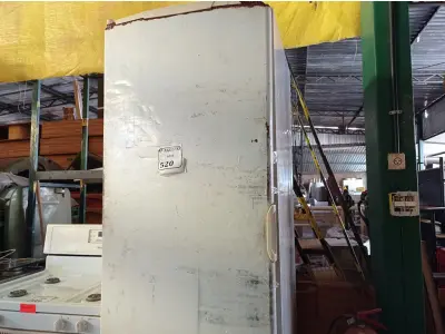 LOTE 520 - 01 FREEZER VERTICAL GELOPAR COM AVARIAS. (NO ESTADO) ATENÇÃO! FAZER A VISITAÇÃO ANTES DE ARREMATAR, NÃO SABEMOS SE FUNCIONA. LEILÃO NÃO TEM GARANTIA E NEM DEVOLUÇÃO, SUJEITO A POSSÍVEIS AVARIAS VISÍVEIS/OCULTAS E/OU AUSÊNCIA DE COMPONENTES.