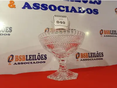 LOTE 040 - 01 FRUTEIRA CRISTAL BOHEMIA. (NO ESTADO EM QUE SE ENCONTRA) ATENÇÃO! FAZER A VISITAÇÃO ANTES DE ARREMATAR, NÃO SABEMOS SE FUNCIONA. LEILÃO NÃO TEM GARANTIA E NEM DEVOLUÇÃO, SUJEITO A POSSÍVEIS AVARIAS VISÍVEIS/OCULTAS E/OU AUSÊNCIA DE COMPONENTES.  
