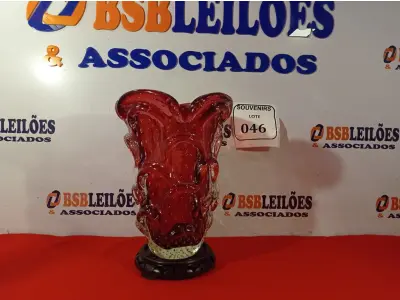 LOTE 046 -  01 VASO MURANO VERMELHO C/ BASE DE MADEIRA. (NO ESTADO EM QUE SE ENCONTRA) ATENÇÃO! FAZER A VISITAÇÃO ANTES DE ARREMATAR, NÃO SABEMOS SE FUNCIONA. LEILÃO NÃO TEM GARANTIA E NEM DEVOLUÇÃO, SUJEITO A POSSÍVEIS AVARIAS VISÍVEIS/OCULTAS E/OU AUSÊNCIA DE COMPONENTES.  