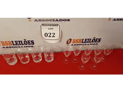 LOTE 022 - 01 BELÍSSIMO JOGO DE CRISTAL COM 07 TAÇAS E 04 COPOS PARA LICOR. (NO ESTADO EM QUE SE ENCONTRA) ATENÇÃO! FAZER A VISITAÇÃO ANTES DE ARREMATAR, NÃO SABEMOS SE FUNCIONA. LEILÃO NÃO TEM GARANTIA E NEM DEVOLUÇÃO, SUJEITO A POSSÍVEIS AVARIAS VISÍVEIS/OCULTAS E/OU AUSÊNCIA DE COMPONENTES.