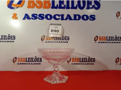 LOTE 040 - 01 FRUTEIRA CRISTAL BOHEMIA. (NO ESTADO EM QUE SE ENCONTRA) ATENÇÃO! FAZER A VISITAÇÃO ANTES DE ARREMATAR, NÃO SABEMOS SE FUNCIONA. LEILÃO NÃO TEM GARANTIA E NEM DEVOLUÇÃO, SUJEITO A POSSÍVEIS AVARIAS VISÍVEIS/OCULTAS E/OU AUSÊNCIA DE COMPONENTES.  