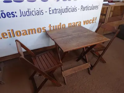 LOTE 400 - 01 MESA COM 04 CADEIRAS COM AVARIAS EM MADEIRA DOBRÁVEL. (NO ESTADO) ATENÇÃO! FAZER A VISITAÇÃO ANTES DE ARREMATAR, NÃO SABEMOS SE FUNCIONA. LEILÃO NÃO TEM GARANTIA E NEM DEVOLUÇÃO, SUJEITO A POSSÍVEIS AVARIAS VISÍVEIS/OCULTAS E/OU AUSÊNCIA DE COMPONENTES.