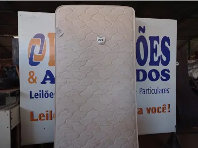 LOTE 274 - 01 COLCHÃO DE SOLTEIRO COM BASE (TWIN MATTRESS). (NO ESTADO EM QUE SE ENCONTRA. SUJEITO A AVARIAS OCULTAS/VISÍVEIS.) BJ7373X, BASE SEM TAG.