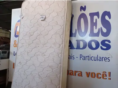 LOTE 274 - 01 COLCHÃO DE SOLTEIRO COM BASE (TWIN MATTRESS). (NO ESTADO EM QUE SE ENCONTRA. SUJEITO A AVARIAS OCULTAS/VISÍVEIS.) BJ7373X, BASE SEM TAG.