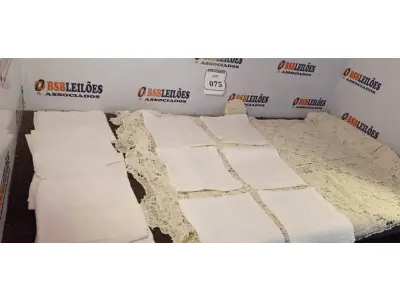 LOTE 075 - 01 TOALHA DE RENDA FILÉ COM 12 PORTA COPOS. (NO ESTADO EM QUE SE ENCONTRA) ATENÇÃO! FAZER A VISITAÇÃO ANTES DE ARREMATAR, NÃO SABEMOS SE FUNCIONA. LEILÃO NÃO TEM GARANTIA E NEM DEVOLUÇÃO, SUJEITO A POSSÍVEIS AVARIAS VISÍVEIS/OCULTAS E/OU AUSÊNCIA DE COMPONENTES.