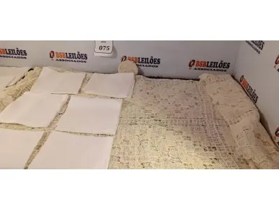 LOTE 075 - 01 TOALHA DE RENDA FILÉ COM 12 PORTA COPOS. (NO ESTADO EM QUE SE ENCONTRA) ATENÇÃO! FAZER A VISITAÇÃO ANTES DE ARREMATAR, NÃO SABEMOS SE FUNCIONA. LEILÃO NÃO TEM GARANTIA E NEM DEVOLUÇÃO, SUJEITO A POSSÍVEIS AVARIAS VISÍVEIS/OCULTAS E/OU AUSÊNCIA DE COMPONENTES.