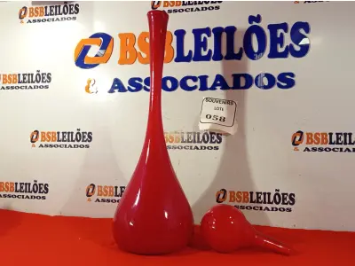 LOTE 058 - 01 GARRAFA MURANA VERMELHA C/ TAMPA GRANDE. (NO ESTADO EM QUE SE ENCONTRA) ATENÇÃO! FAZER A VISITAÇÃO ANTES DE ARREMATAR, NÃO SABEMOS SE FUNCIONA. LEILÃO NÃO TEM GARANTIA E NEM DEVOLUÇÃO, SUJEITO A POSSÍVEIS AVARIAS VISÍVEIS/OCULTAS E/OU AUSÊNCIA DE COMPONENTES.  