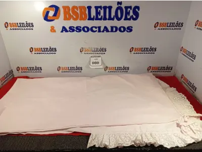 LOTE 080 - 01 COBRE LEITO, 01 COLCHA E 03 FRONHAS BORDADOS NA COR ROSA. (NO ESTADO EM QUE SE ENCONTRA) ATENÇÃO! FAZER A VISITAÇÃO ANTES DE ARREMATAR, NÃO SABEMOS SE FUNCIONA. LEILÃO NÃO TEM GARANTIA E NEM DEVOLUÇÃO, SUJEITO A POSSÍVEIS AVARIAS VISÍVEIS/OCULTAS E/OU AUSÊNCIA DE COMPONENTES.  