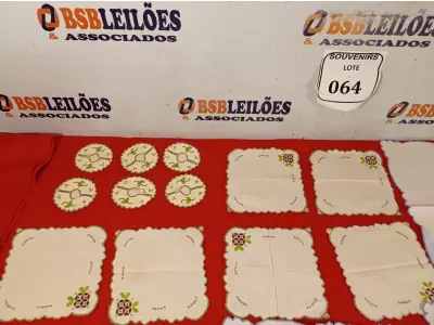 LOTE 064 - 06 GUARDANAPOS C/ BORDADO PEQUENO, 06 PORTA TAÇAS E 06 GUARDANAPOS. (NO ESTADO EM QUE SE ENCONTRA) ATENÇÃO! FAZER A VISITAÇÃO ANTES DE ARREMATAR, NÃO SABEMOS SE FUNCIONA. LEILÃO NÃO TEM GARANTIA E NEM DEVOLUÇÃO, SUJEITO A POSSÍVEIS AVARIAS VISÍVEIS/OCULTAS E/OU AUSÊNCIA DE COMPONENTES.  