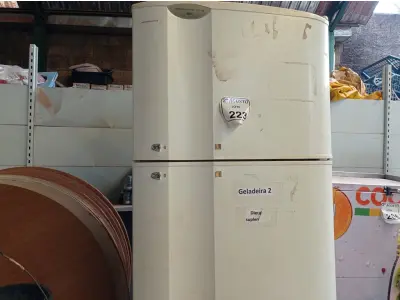 LOTE 223 - 01 GELADEIRA ELECTROLUX PARA A RETIRADA DE PEÇAS. (NO ESTADO) ATENÇÃO! FAZER A VISITAÇÃO ANTES DE ARREMATAR, NÃO SABEMOS SE FUNCIONA. LEILÃO NÃO TEM GARANTIA E NEM DEVOLUÇÃO, SUJEITO A POSSÍVEIS AVARIAS VISÍVEIS/OCULTAS E/OU AUSÊNCIA DE COMPONENTES.