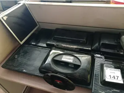 LOTE 147 - 11 MONITORES LCD MARCAS E MODELOS DIVERSOS PARA RETIRADA DE PEÇAS. (NO ESTADO) ATENÇÃO! FAZER A VISITAÇÃO ANTES DE ARREMATAR, NÃO SABEMOS SE FUNCIONA. LEILÃO NÃO TEM GARANTIA E NEM DEVOLUÇÃO, SUJEITO A POSSÍVEIS AVARIAS VISÍVEIS/OCULTAS E/OU AUSÊNCIA DE COMPONENTES.