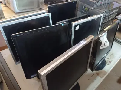 LOTE 132 - 08 MONITORES LCD MARCAS E MODELOS DIVERSOS PARA RETIRADA DE PEÇAS. (NO ESTADO) ATENÇÃO! FAZER A VISITAÇÃO ANTES DE ARREMATAR, NÃO SABEMOS SE FUNCIONA. LEILÃO NÃO TEM GARANTIA E NEM DEVOLUÇÃO, SUJEITO A POSSÍVEIS AVARIAS VISÍVEIS/OCULTAS E/OU AUSÊNCIA DE COMPONENTES.