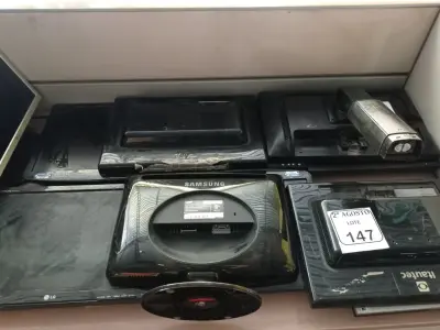 LOTE 147 - 11 MONITORES LCD MARCAS E MODELOS DIVERSOS PARA RETIRADA DE PEÇAS. (NO ESTADO) ATENÇÃO! FAZER A VISITAÇÃO ANTES DE ARREMATAR, NÃO SABEMOS SE FUNCIONA. LEILÃO NÃO TEM GARANTIA E NEM DEVOLUÇÃO, SUJEITO A POSSÍVEIS AVARIAS VISÍVEIS/OCULTAS E/OU AUSÊNCIA DE COMPONENTES.