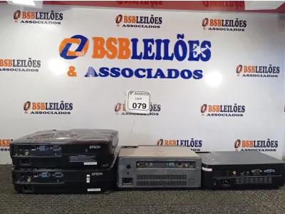 LOTE 079 - 04 PROJETORES MULTIMIDIA MARCAS E MODELOS DIVERSOS PARA RETIRADA DE PEÇAS. (NO ESTADO) ATENÇÃO! FAZER A VISITAÇÃO ANTES DE ARREMATAR, NÃO SABEMOS SE FUNCIONA. LEILÃO NÃO TEM GARANTIA E NEM DEVOLUÇÃO, SUJEITO A POSSÍVEIS AVARIAS VISÍVEIS/OCULTAS E/OU AUSÊNCIA DE COMPONENTES.
