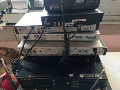 LOTE 105 - 02 VIDEOCASSETES E 06 APARELHOS DVS MARCAS E MODELOS DIVERSOS. (NO ESTADO) ATENÇÃO! FAZER A VISITAÇÃO ANTES DE ARREMATAR, NÃO SABEMOS SE FUNCIONA. LEILÃO NÃO TEM GARANTIA E NEM DEVOLUÇÃO, SUJEITO A POSSÍVEIS AVARIAS VISÍVEIS/OCULTAS E/OU AUSÊNCIA DE COMPONENTES.