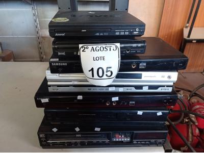 LOTE 105 - 02 VIDEOCASSETES E 06 APARELHOS DVS MARCAS E MODELOS DIVERSOS. (NO ESTADO) ATENÇÃO! FAZER A VISITAÇÃO ANTES DE ARREMATAR, NÃO SABEMOS SE FUNCIONA. LEILÃO NÃO TEM GARANTIA E NEM DEVOLUÇÃO, SUJEITO A POSSÍVEIS AVARIAS VISÍVEIS/OCULTAS E/OU AUSÊNCIA DE COMPONENTES.