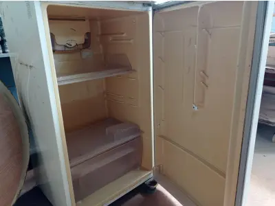 LOTE 223 - 01 GELADEIRA ELECTROLUX PARA A RETIRADA DE PEÇAS. (NO ESTADO) ATENÇÃO! FAZER A VISITAÇÃO ANTES DE ARREMATAR, NÃO SABEMOS SE FUNCIONA. LEILÃO NÃO TEM GARANTIA E NEM DEVOLUÇÃO, SUJEITO A POSSÍVEIS AVARIAS VISÍVEIS/OCULTAS E/OU AUSÊNCIA DE COMPONENTES.