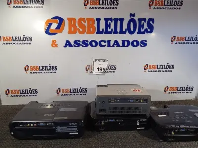 LOTE 199 - 04 PROJETORES MULTIMIDIA.  (NO ESTADO) ATENÇÃO! FAZER A VISITAÇÃO ANTES DE ARREMATAR, NÃO SABEMOS SE FUNCIONA. LEILÃO NÃO TEM GARANTIA E NEM DEVOLUÇÃO, SUJEITO A POSSÍVEIS AVARIAS VISÍVEIS/OCULTAS E/OU AUSÊNCIA DE COMPONENTES.