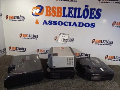 LOTE 199 - 04 PROJETORES MULTIMIDIA.  (NO ESTADO) ATENÇÃO! FAZER A VISITAÇÃO ANTES DE ARREMATAR, NÃO SABEMOS SE FUNCIONA. LEILÃO NÃO TEM GARANTIA E NEM DEVOLUÇÃO, SUJEITO A POSSÍVEIS AVARIAS VISÍVEIS/OCULTAS E/OU AUSÊNCIA DE COMPONENTES.