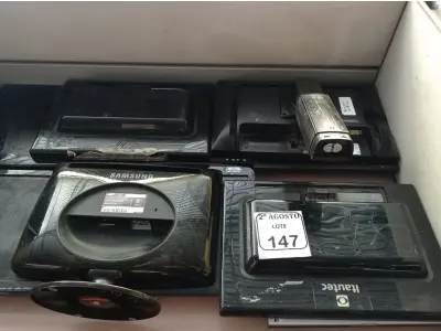 LOTE 147 - 11 MONITORES LCD MARCAS E MODELOS DIVERSOS PARA RETIRADA DE PEÇAS. (NO ESTADO) ATENÇÃO! FAZER A VISITAÇÃO ANTES DE ARREMATAR, NÃO SABEMOS SE FUNCIONA. LEILÃO NÃO TEM GARANTIA E NEM DEVOLUÇÃO, SUJEITO A POSSÍVEIS AVARIAS VISÍVEIS/OCULTAS E/OU AUSÊNCIA DE COMPONENTES.