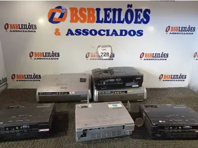 LOTE 228 - 06 PROJETORES MULTIMIDIA MARCAS E MODELOS DIVERSOS PARA A RETIRADA DE PEÇAS. (NO ESTADO) ATENÇÃO! FAZER A VISITAÇÃO ANTES DE ARREMATAR, NÃO SABEMOS SE FUNCIONA. LEILÃO NÃO TEM GARANTIA E NEM DEVOLUÇÃO, SUJEITO A POSSÍVEIS AVARIAS VISÍVEIS/OCULTAS E/OU AUSÊNCIA DE COMPONENTES.