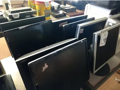 LOTE 154 - 08 MONITORES LCD MARCAS E MODELOS DIVERSOS PARA A RETIRADA DE PEÇAS. (NO ESTADO) ATENÇÃO! FAZER A VISITAÇÃO ANTES DE ARREMATAR, NÃO SABEMOS SE FUNCIONA. LEILÃO NÃO TEM GARANTIA E NEM DEVOLUÇÃO, SUJEITO A POSSÍVEIS AVARIAS VISÍVEIS/OCULTAS E/OU AUSÊNCIA DE COMPONENTES.