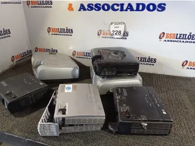 LOTE 228 - 06 PROJETORES MULTIMIDIA MARCAS E MODELOS DIVERSOS PARA A RETIRADA DE PEÇAS. (NO ESTADO) ATENÇÃO! FAZER A VISITAÇÃO ANTES DE ARREMATAR, NÃO SABEMOS SE FUNCIONA. LEILÃO NÃO TEM GARANTIA E NEM DEVOLUÇÃO, SUJEITO A POSSÍVEIS AVARIAS VISÍVEIS/OCULTAS E/OU AUSÊNCIA DE COMPONENTES.