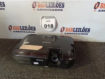 LOTE 018 - 01 PROJETOR MARCA EPSON DE 220W. (NO ESTADO) ATENÇÃO! FAZER A VISITAÇÃO ANTES DE ARREMATAR, NÃO SABEMOS SE FUNCIONA. LEILÃO NÃO TEM GARANTIA E NEM DEVOLUÇÃO, SUJEITO A POSSÍVEIS AVARIAS VISÍVEIS/OCULTAS E/OU AUSÊNCIA DE COMPONENTES.
