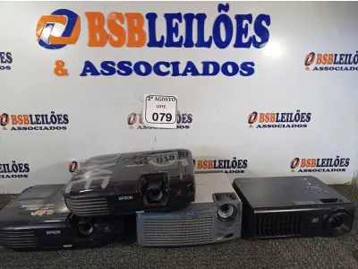 LOTE 079 - 04 PROJETORES MULTIMIDIA MARCAS E MODELOS DIVERSOS PARA RETIRADA DE PEÇAS. (NO ESTADO) ATENÇÃO! FAZER A VISITAÇÃO ANTES DE ARREMATAR, NÃO SABEMOS SE FUNCIONA. LEILÃO NÃO TEM GARANTIA E NEM DEVOLUÇÃO, SUJEITO A POSSÍVEIS AVARIAS VISÍVEIS/OCULTAS E/OU AUSÊNCIA DE COMPONENTES.