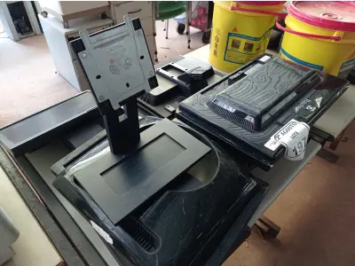 LOTE 197 - 10 MONITORES LCD MARCAS E MODELOS DIVERSOS PARA A RETIRADA DE PEÇAS. (NO ESTADO) ATENÇÃO! FAZER A VISITAÇÃO ANTES DE ARREMATAR, NÃO SABEMOS SE FUNCIONA. LEILÃO NÃO TEM GARANTIA E NEM DEVOLUÇÃO, SUJEITO A POSSÍVEIS AVARIAS VISÍVEIS/OCULTAS E/OU AUSÊNCIA DE COMPONENTES.