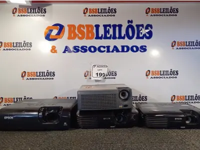 LOTE 199 - 04 PROJETORES MULTIMIDIA.  (NO ESTADO) ATENÇÃO! FAZER A VISITAÇÃO ANTES DE ARREMATAR, NÃO SABEMOS SE FUNCIONA. LEILÃO NÃO TEM GARANTIA E NEM DEVOLUÇÃO, SUJEITO A POSSÍVEIS AVARIAS VISÍVEIS/OCULTAS E/OU AUSÊNCIA DE COMPONENTES.