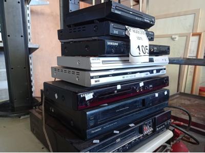 LOTE 105 - 02 VIDEOCASSETES E 06 APARELHOS DVS MARCAS E MODELOS DIVERSOS. (NO ESTADO) ATENÇÃO! FAZER A VISITAÇÃO ANTES DE ARREMATAR, NÃO SABEMOS SE FUNCIONA. LEILÃO NÃO TEM GARANTIA E NEM DEVOLUÇÃO, SUJEITO A POSSÍVEIS AVARIAS VISÍVEIS/OCULTAS E/OU AUSÊNCIA DE COMPONENTES.