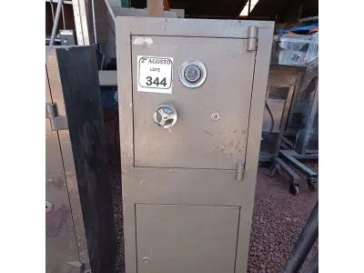 LOTE 344 - 01 COFRE EM AÇO SEM CHAVE. (NO ESTADO) ATENÇÃO! FAZER A VISITAÇÃO ANTES DE ARREMATAR, NÃO SABEMOS SE FUNCIONA. LEILÃO NÃO TEM GARANTIA E NEM DEVOLUÇÃO, SUJEITO A POSSÍVEIS AVARIAS VISÍVEIS/OCULTAS E/OU AUSÊNCIA DE COMPONENTES.