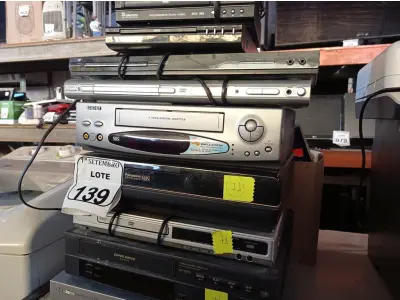 LOTE 139 - 02 VIDEOCASSETES E VÁRIOS APARELHOS DE DVDS MARCAS E MODELOS DIVERSOS. (NO ESTADO) ATENÇÃO! FAZER A VISITAÇÃO ANTES DE ARREMATAR, NÃO SABEMOS SE FUNCIONA. LEILÃO NÃO TEM GARANTIA E NEM DEVOLUÇÃO, SUJEITO A POSSÍVEIS AVARIAS VISÍVEIS/OCULTAS E/OU AUSÊNCIA DE COMPONENTES.