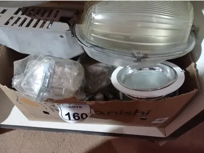 LOTE 160 - 01 LOTE COM VÁRIAS LUMINÁRIAS. (NO ESTADO) ATENÇÃO! FAZER A VISITAÇÃO ANTES DE ARREMATAR, NÃO SABEMOS SE FUNCIONA. LEILÃO NÃO TEM GARANTIA E NEM DEVOLUÇÃO, SUJEITO A POSSÍVEIS AVARIAS VISÍVEIS/OCULTAS E/OU AUSÊNCIA DE COMPONENTES.