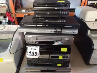 LOTE 139 - 02 VIDEOCASSETES E VÁRIOS APARELHOS DE DVDS MARCAS E MODELOS DIVERSOS. (NO ESTADO) ATENÇÃO! FAZER A VISITAÇÃO ANTES DE ARREMATAR, NÃO SABEMOS SE FUNCIONA. LEILÃO NÃO TEM GARANTIA E NEM DEVOLUÇÃO, SUJEITO A POSSÍVEIS AVARIAS VISÍVEIS/OCULTAS E/OU AUSÊNCIA DE COMPONENTES.