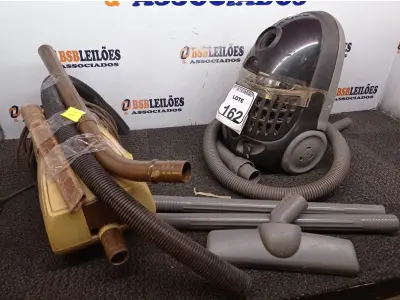 LOTE 162 - 02 ASPIRADORES DE PÓ MARCAS E MODELOS DIVERSOS. (NO ESTADO) ATENÇÃO! FAZER A VISITAÇÃO ANTES DE ARREMATAR, NÃO SABEMOS SE FUNCIONA. LEILÃO NÃO TEM GARANTIA E NEM DEVOLUÇÃO, SUJEITO A POSSÍVEIS AVARIAS VISÍVEIS/OCULTAS E/OU AUSÊNCIA DE COMPONENTES.