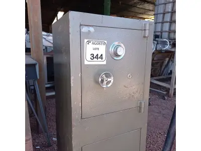 LOTE 344 - 01 COFRE EM AÇO SEM CHAVE. (NO ESTADO) ATENÇÃO! FAZER A VISITAÇÃO ANTES DE ARREMATAR, NÃO SABEMOS SE FUNCIONA. LEILÃO NÃO TEM GARANTIA E NEM DEVOLUÇÃO, SUJEITO A POSSÍVEIS AVARIAS VISÍVEIS/OCULTAS E/OU AUSÊNCIA DE COMPONENTES.