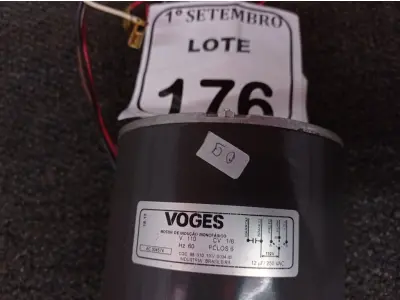 LOTE 176 - 01 MOTOR ELÉTRICO PARA EVAPORADORA DE AR CONDICIONADO. (NO ESTADO) ATENÇÃO! FAZER A VISITAÇÃO ANTES DE ARREMATAR, NÃO SABEMOS SE FUNCIONA. LEILÃO NÃO TEM GARANTIA E NEM DEVOLUÇÃO, SUJEITO A POSSÍVEIS AVARIAS VISÍVEIS/OCULTAS E/OU AUSÊNCIA DE COMPONENTES.