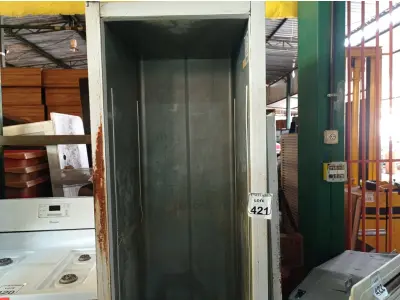 LOTE 421 - 01 FREEZER VERTICAL GELOPAR COM AVARIAS. (NO ESTADO) ATENÇÃO! FAZER A VISITAÇÃO ANTES DE ARREMATAR, NÃO SABEMOS SE FUNCIONA. LEILÃO NÃO TEM GARANTIA E NEM DEVOLUÇÃO, SUJEITO A POSSÍVEIS AVARIAS VISÍVEIS/OCULTAS E/OU AUSÊNCIA DE COMPONENTES.