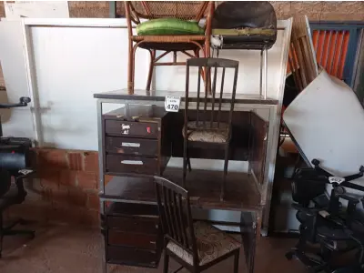 LOTE 470 - 02 MESAS EM MADEIRA COM GAVETAS E 04 CADEIRAS DIVERSAS. (NO ESTADO) ATENÇÃO! FAZER A VISITAÇÃO ANTES DE ARREMATAR, NÃO SABEMOS SE FUNCIONA. LEILÃO NÃO TEM GARANTIA E NEM DEVOLUÇÃO, SUJEITO A POSSÍVEIS AVARIAS VISÍVEIS/OCULTAS E/OU AUSÊNCIA DE COMPONENTES.